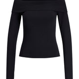 Sort, langærmet bluse uden skuldre, stillet mod en hvid baggrund. Blusen har en bred kant ved udskæringen og skaber et elegant, minimalistisk udtryk.