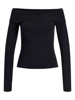 Sort, langærmet bluse uden skuldre, stillet mod en hvid baggrund. Blusen har en bred kant ved udskæringen og skaber et elegant, minimalistisk udtryk.