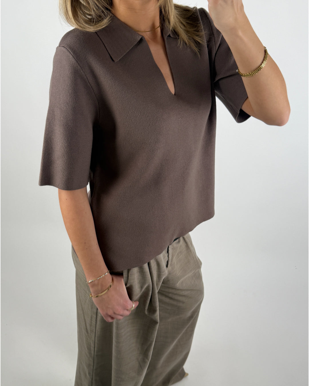 Modelbillede af brun REYNARD polo. Set forfra. Fra BySofieSønderby