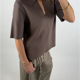 Modelbillede af brun REYNARD polo. Set forfra. Fra BySofieSønderby