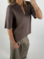 Modelbillede af brun REYNARD polo. Set forfra. Fra BySofieSønderby