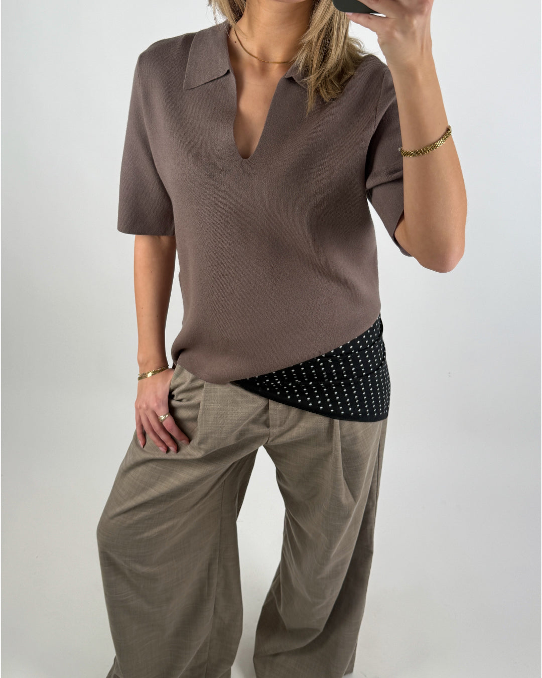 Modelbillede af brun REYNARD polo. Set forfra. Fra BySofieSønderby