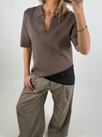 Modelbillede af brun REYNARD polo. Set forfra. Fra BySofieSønderby