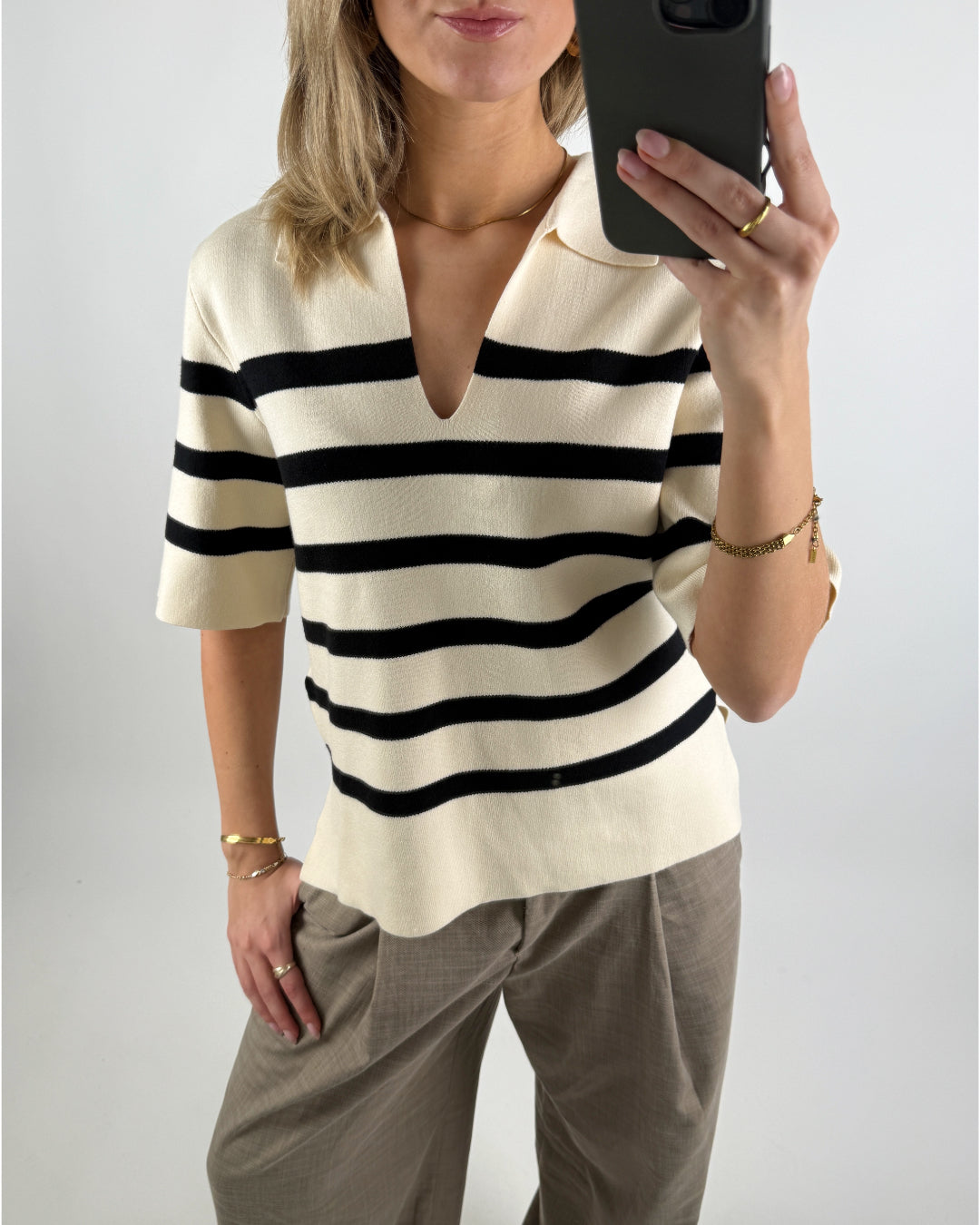 Modelbillede af creme farvet REYNARD polo med sorte striber. Set forfra. Fra BySofieSønderby