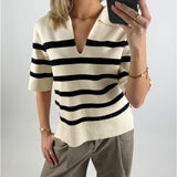 Modelbillede af creme farvet REYNARD polo med sorte striber. Set forfra. Fra BySofieSønderby