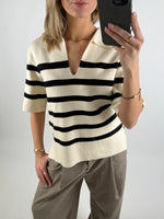 Modelbillede af creme farvet REYNARD polo med sorte striber. Set forfra. Fra BySofieSønderby