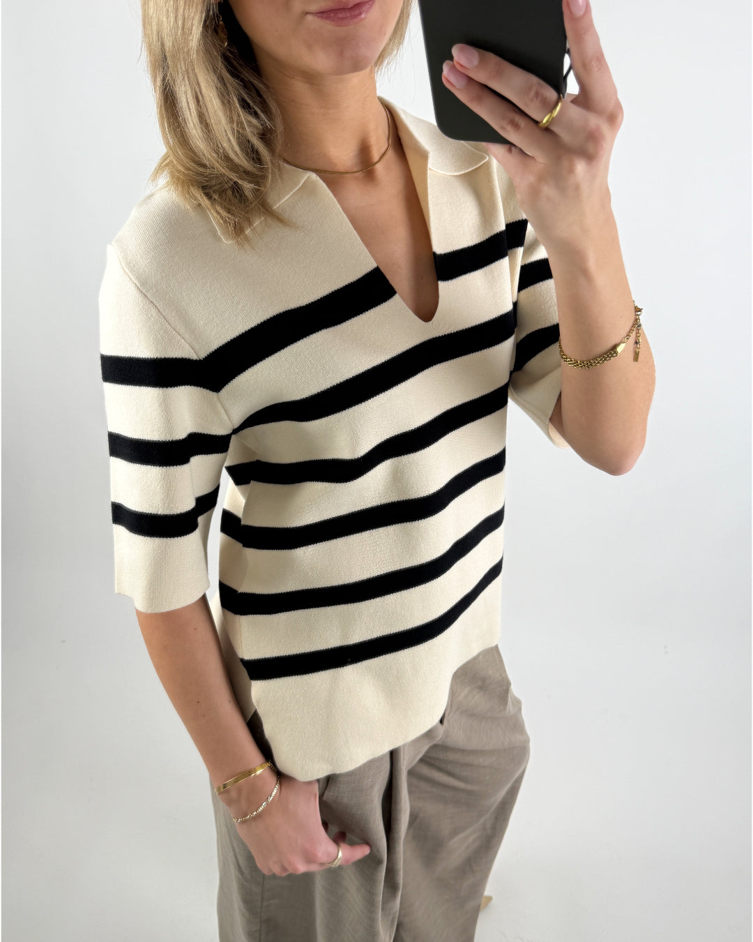 Modelbillede af creme farvet REYNARD polo med sorte striber. Set forfra. Fra BySofieSønderby