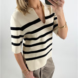 Modelbillede af creme farvet REYNARD polo med sorte striber. Set forfra. Fra BySofieSønderby