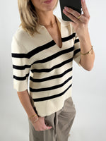 Modelbillede af creme farvet REYNARD polo med sorte striber. Set forfra. Fra BySofieSønderby