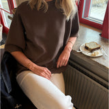 Modelfoto af pige der bærer Reynard strik t-shirt i brun, samt hvide bukser. Alt fra BySofieSønderby