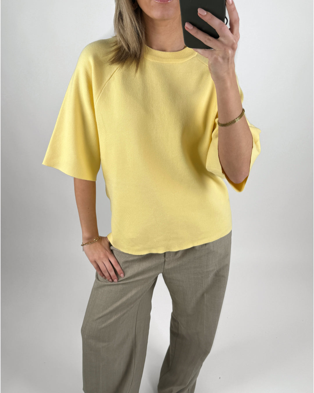 Modelbillede af gul REYNARD strik bluse. Set forfra. Fra BySofieSønderby