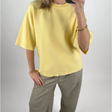 Modelbillede af gul REYNARD strik bluse. Set forfra. Fra BySofieSønderby