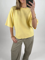 Modelbillede af gul REYNARD strik bluse. Set forfra. Fra BySofieSønderby