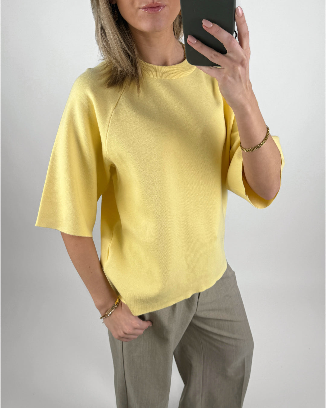 Modelbillede af gul REYNARD strik bluse. Set forfra. Fra BySofieSønderby