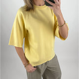 Modelbillede af gul REYNARD strik bluse. Set forfra. Fra BySofieSønderby