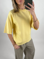 Modelbillede af gul REYNARD strik bluse. Set forfra. Fra BySofieSønderby