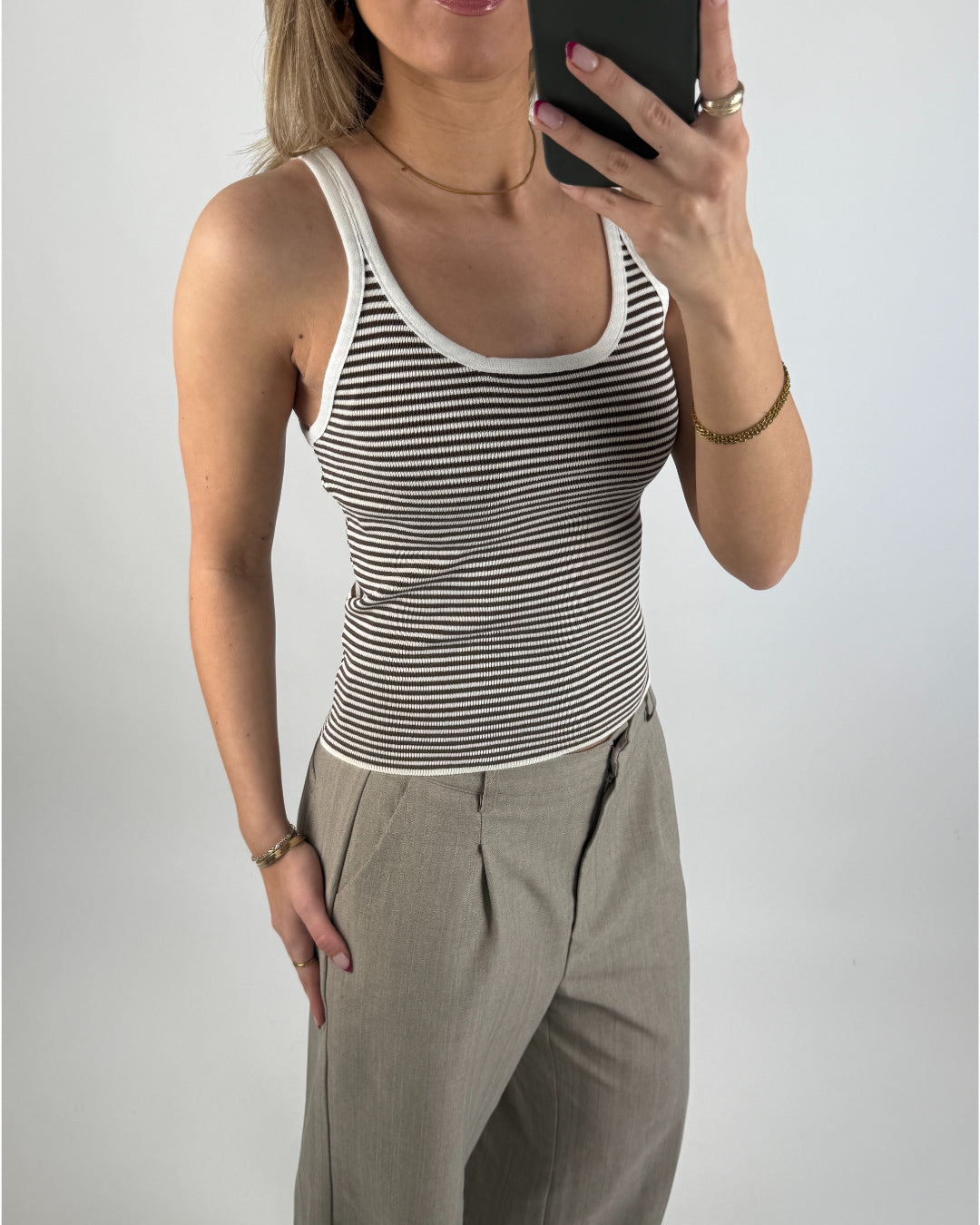 Modelbillede af brun IRENE top. Set forfra. Fra BySofieSønderby
