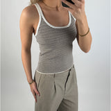 Modelbillede af brun IRENE top. Set forfra. Fra BySofieSønderby