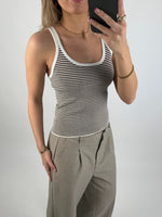 Modelbillede af brun IRENE top. Set forfra. Fra BySofieSønderby