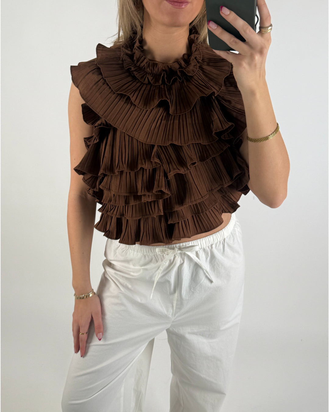 Modelbillede af brun RHINA top. Set forfra. Fra BySofieSønderby