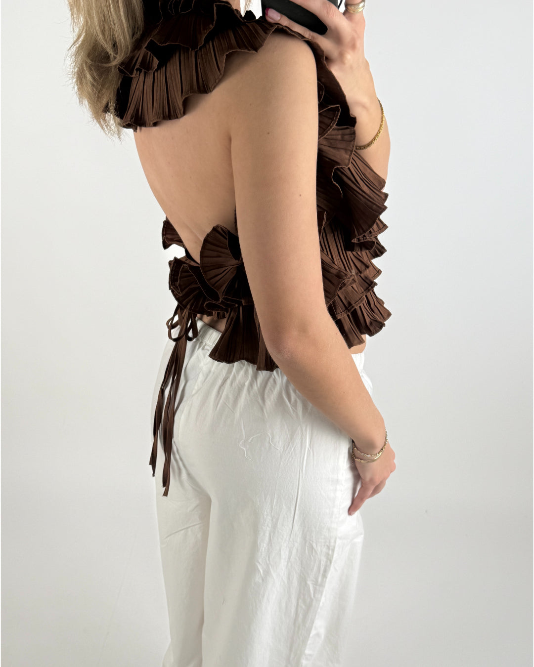 Modelbillede af brun RHINA top. Set bagfra. Fra BySofieSønderby