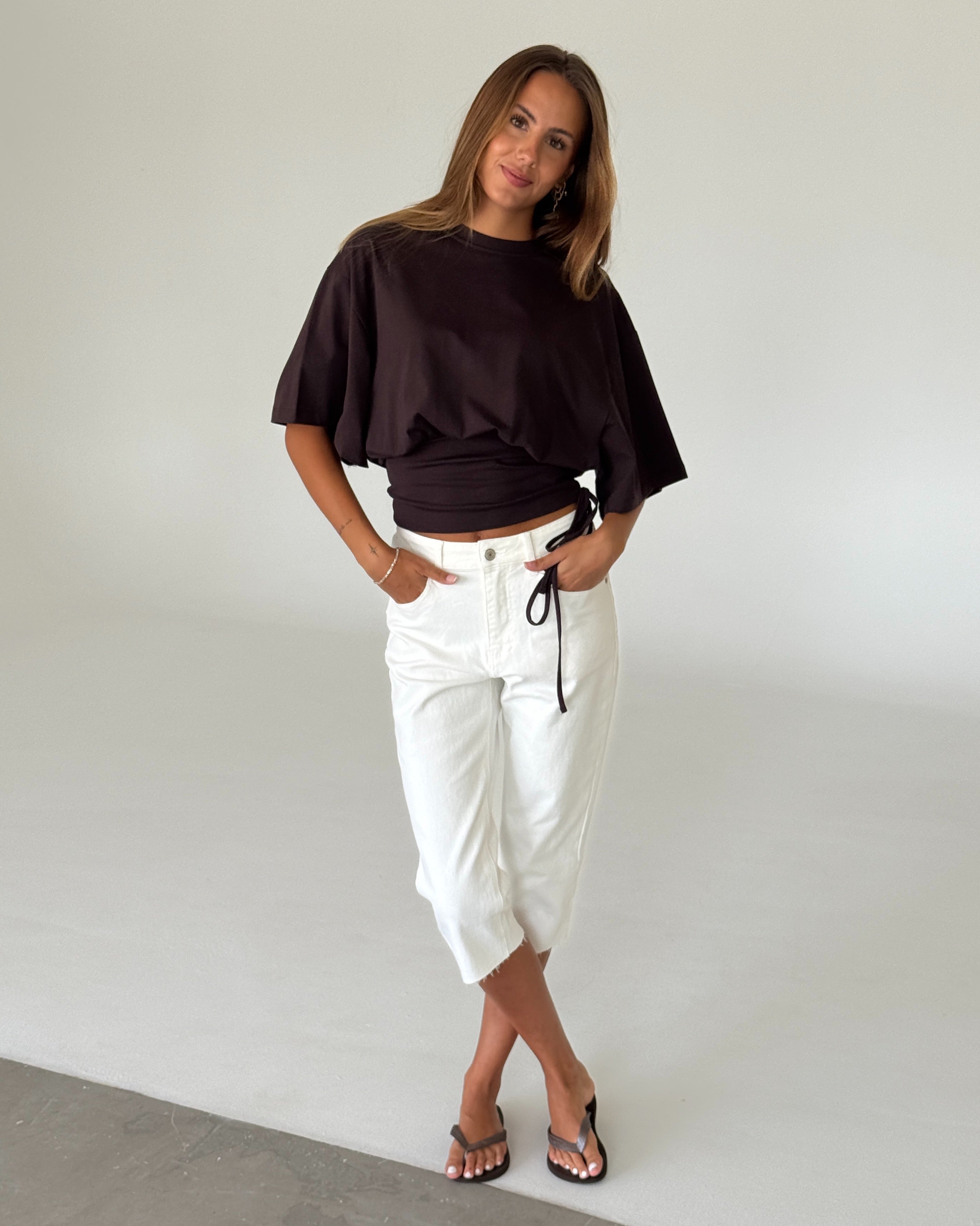 Modelbillede af RITA kortærmet bluse, brun og VANESSA capri bukser, hvid. Fra BySofieSønderby