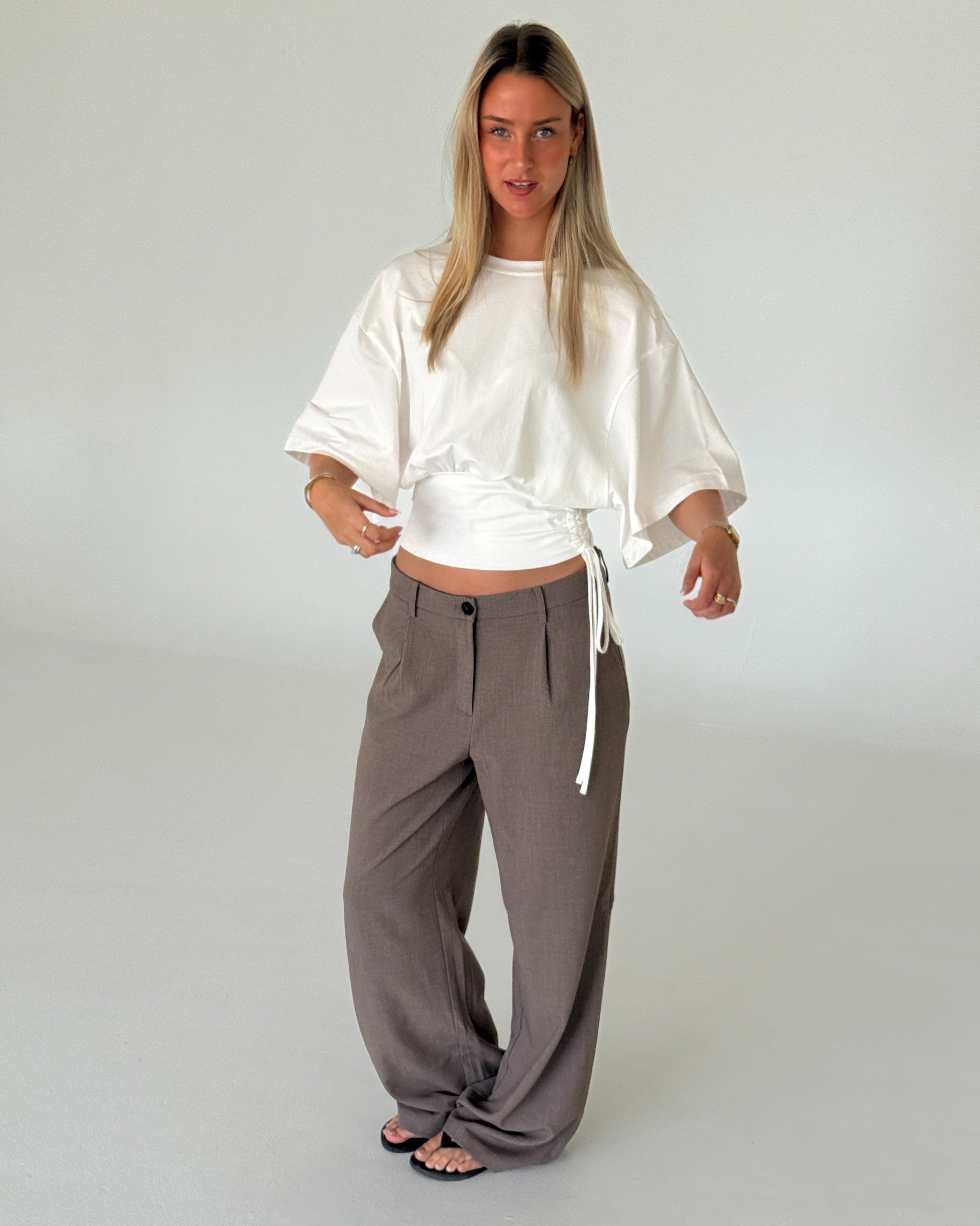 Modelbillede af RITA kortærmet bluse, hvid og KARI bukser, sand. Begge fra BySofieSønderby