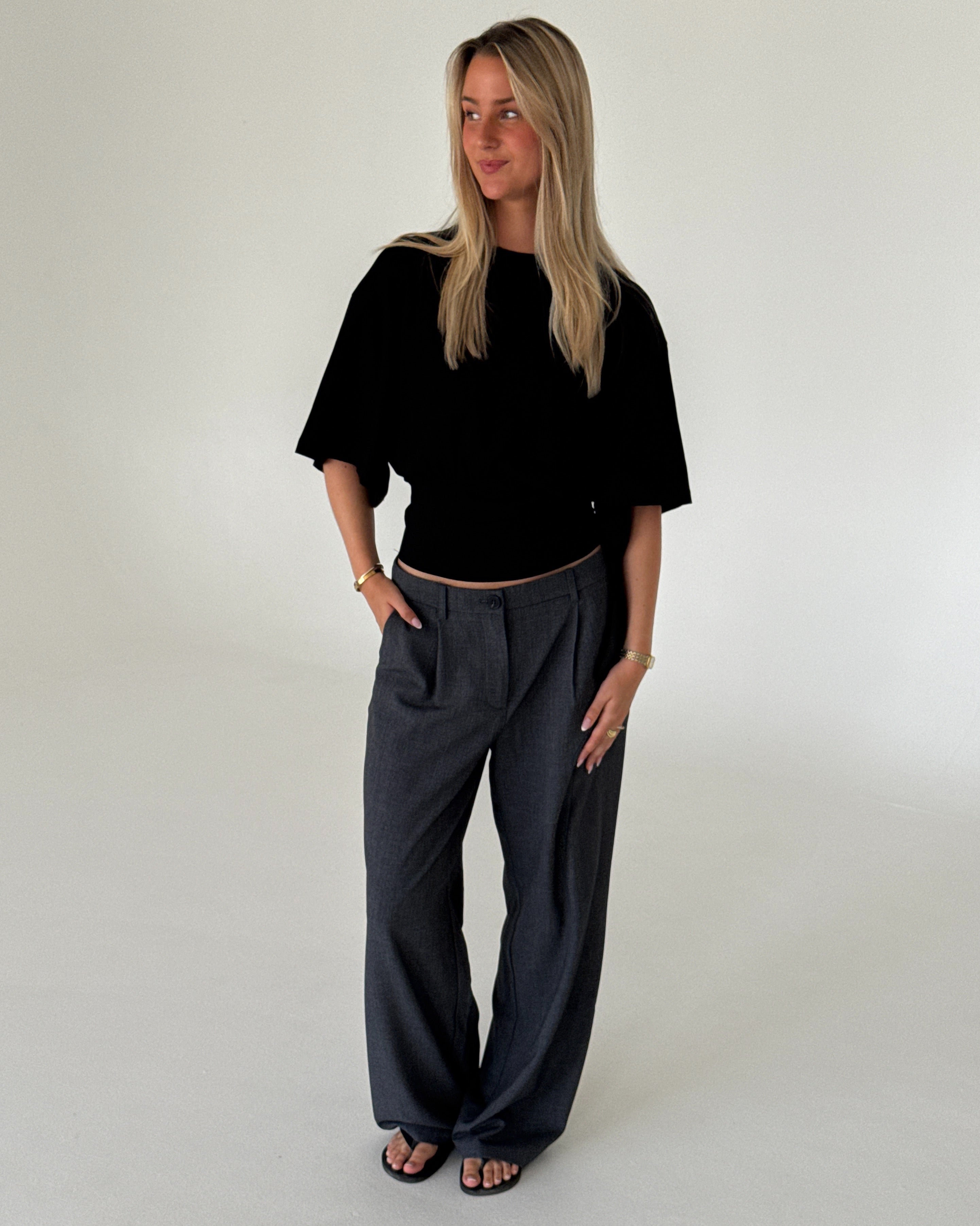 Modelbillede af RITA kortærmet bluse, sort og KARI bukser, grå. Begge fra BySofieSønderby