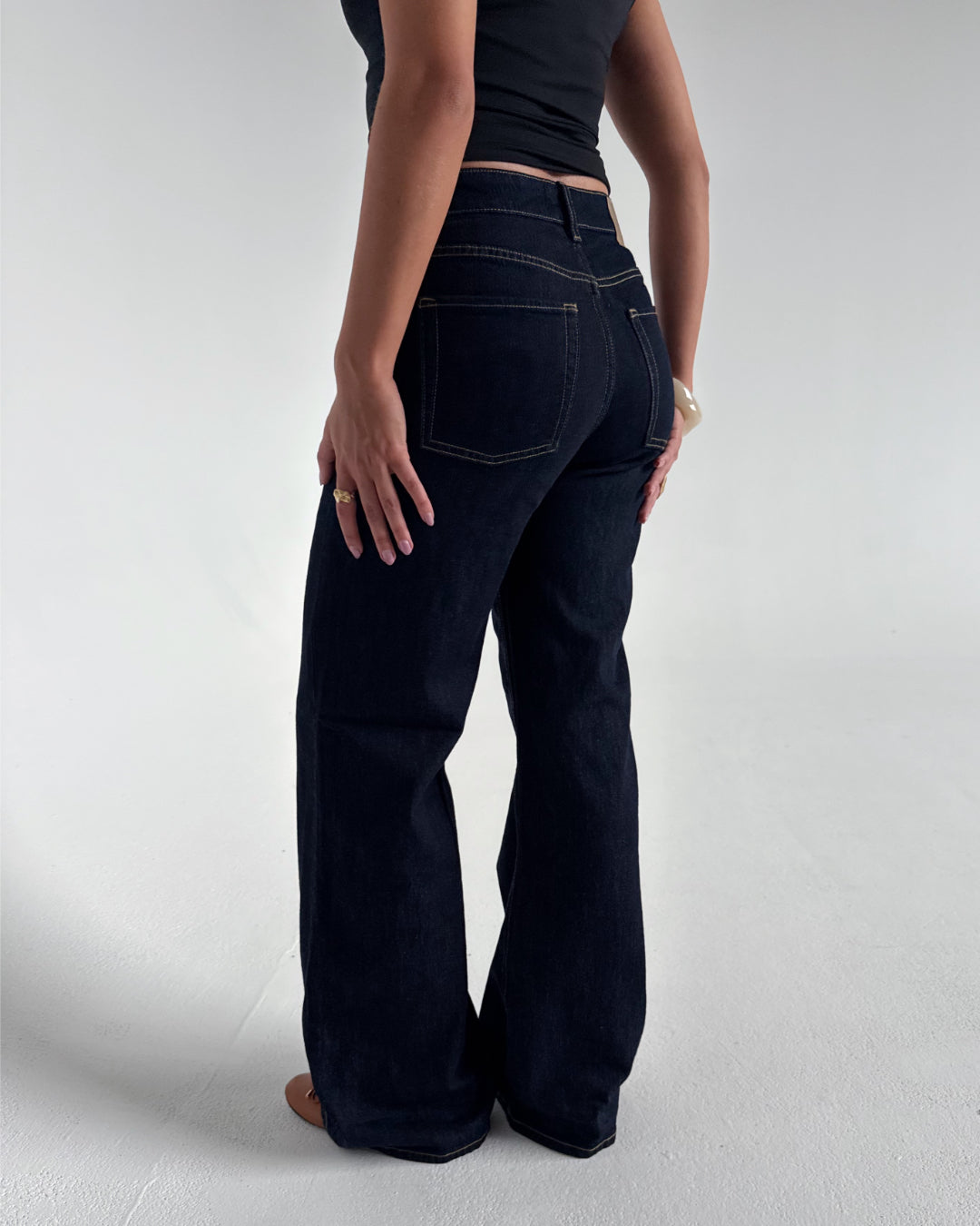 Modelfoto af pige der bærer mørkeblå Rome jeans. Alt fra BySofieSønderby