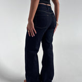Modelfoto af pige der bærer mørkeblå Rome jeans. Alt fra BySofieSønderby