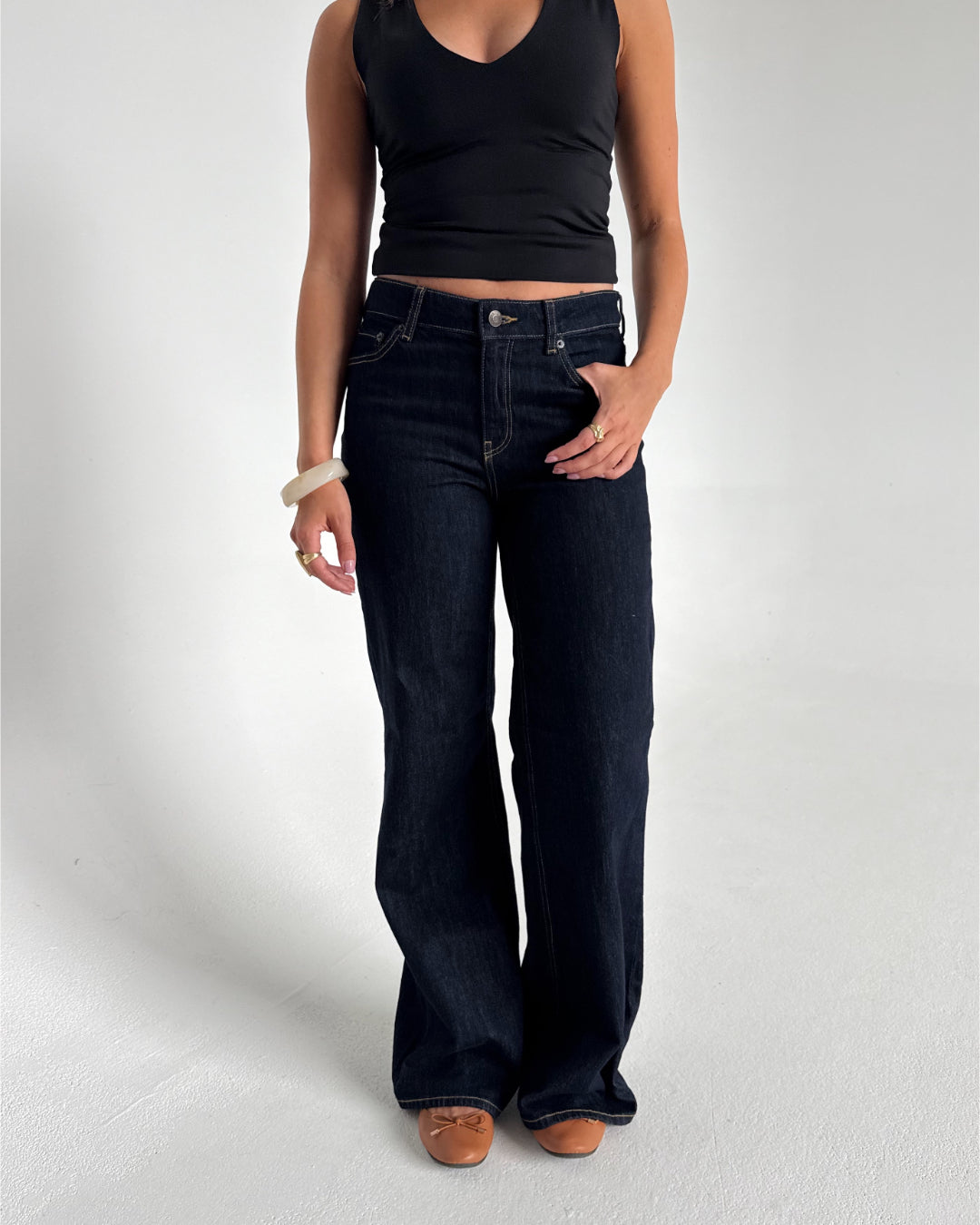 Modelfoto af pige der bærer mørkeblå Rome jeans, samt en sort top. Alt fra BySofieSønderby