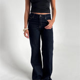 Modelfoto af pige der bærer mørkeblå Rome jeans, samt en sort top. Alt fra BySofieSønderby