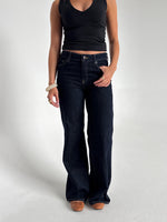 Modelfoto af pige der bærer mørkeblå Rome jeans, samt en sort top. Alt fra BySofieSønderby