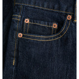 Detaljefoto af en lomme på en Rome jeans i mørk navy. Baggrund er hvid. Fra By Sofie Sønderby