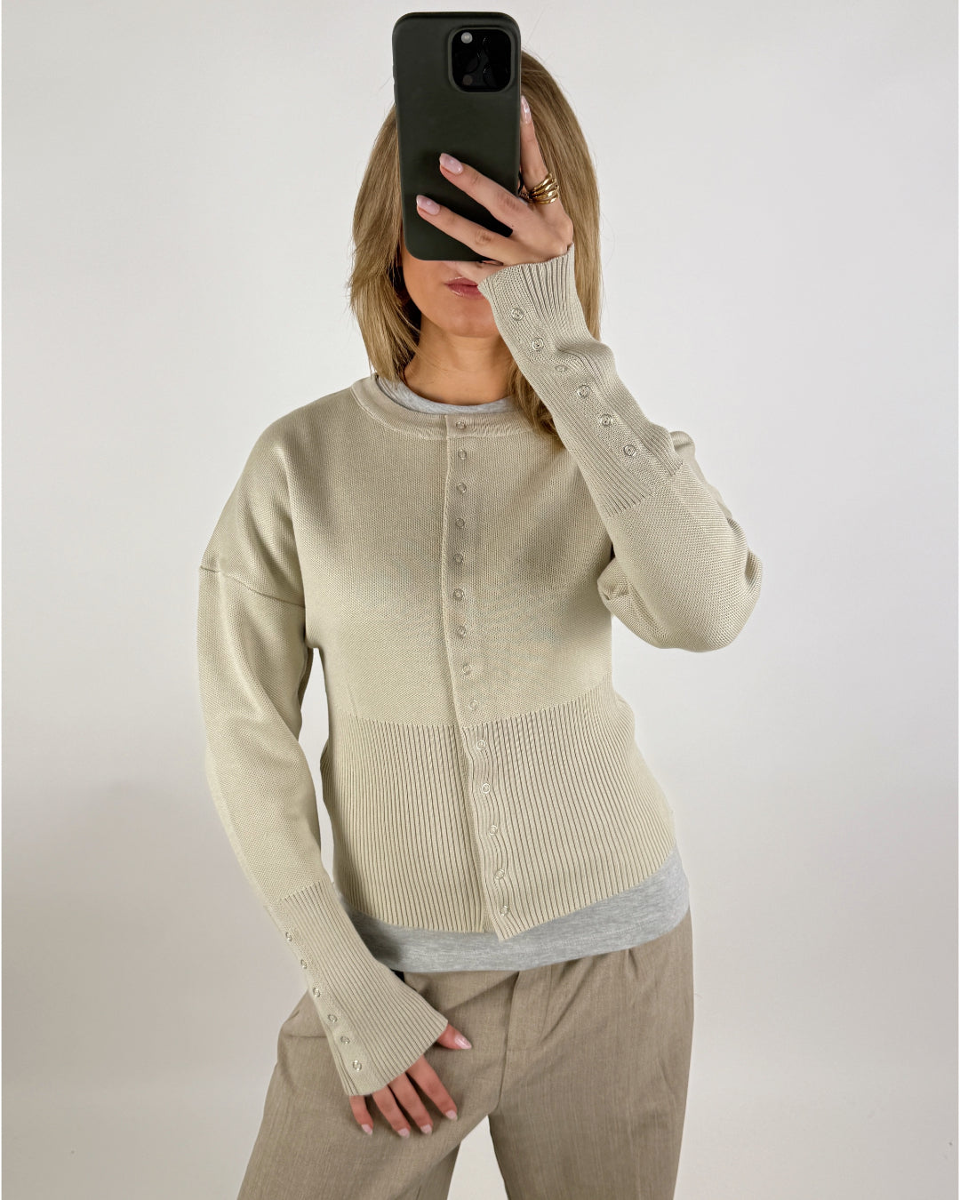 Stemningsbillede af pige der bærer en beige farvet RORY cardigan. Fra BySofieSønderby