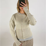 Stemningsbillede af pige der bærer en beige farvet RORY cardigan. Fra BySofieSønderby