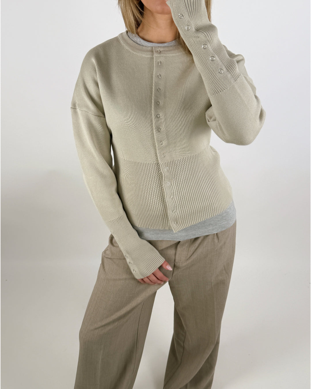 Stemningsbillede af pige der bærer en beige farvet RORY cardigan. Fra BySofieSønderby