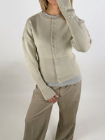 Stemningsbillede af pige der bærer en beige farvet RORY cardigan. Fra BySofieSønderby