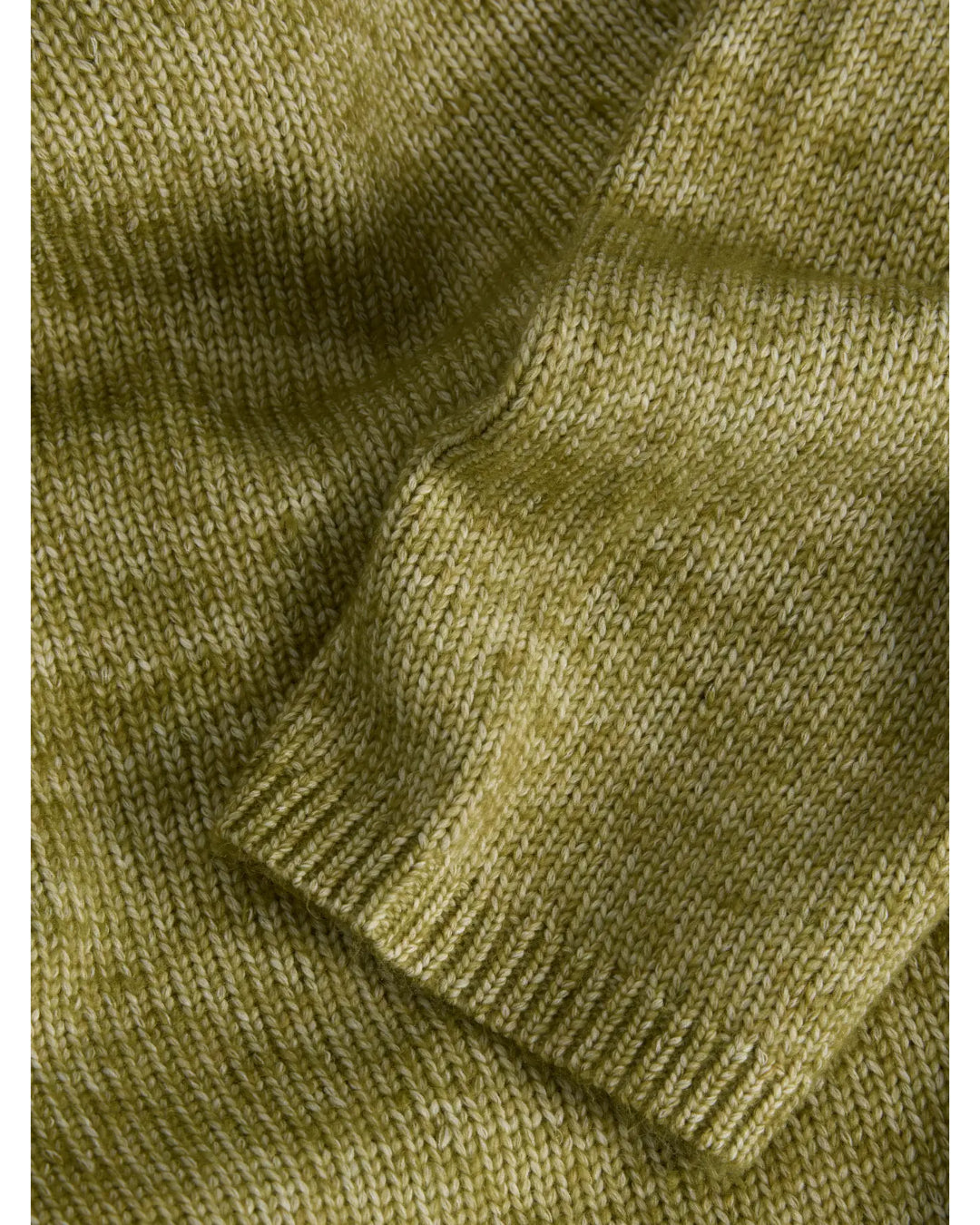 Detaljebillede af grøn ROSANNA striktrøje med rullekrave. Fra BySofieSønderby.