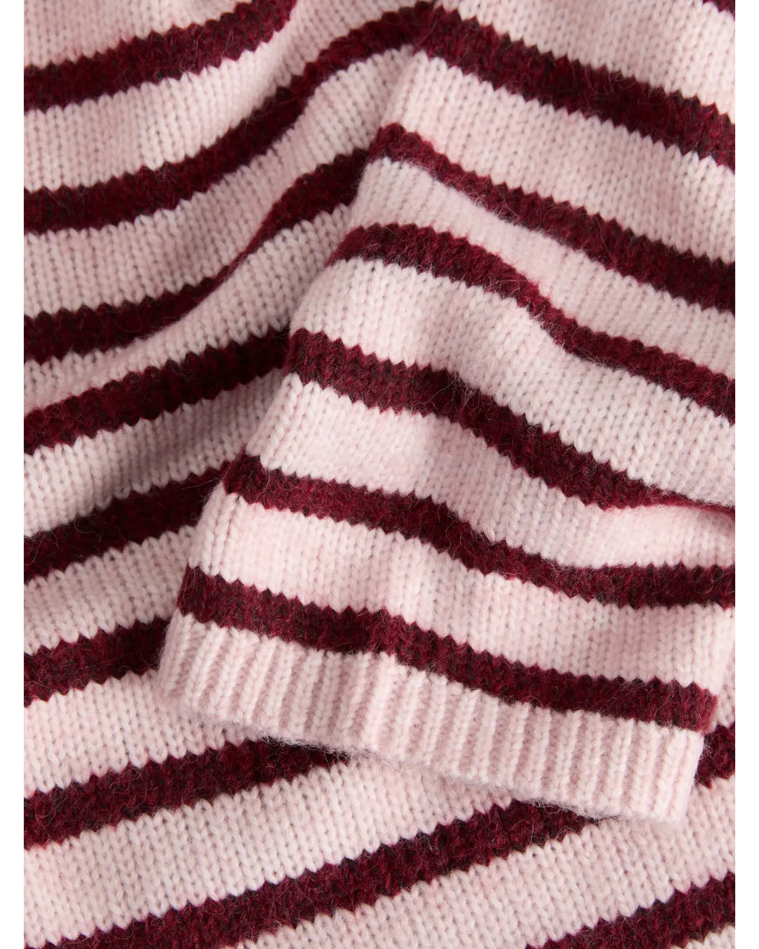 Detaljebillede af rødstribet ROSANNA striktrøje med rullekrave. Fra BySofieSønderby.