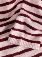 Detaljebillede af rødstribet ROSANNA striktrøje med rullekrave. Fra BySofieSønderby.