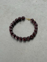 Produktbillede af blommefarvet ROSELIA halskæde. Fra BySofieSønderby