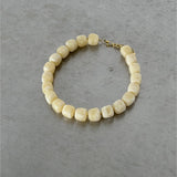 Produktbillede af beigefarvet ROSELIA halskæde. Fra BySofieSønderby