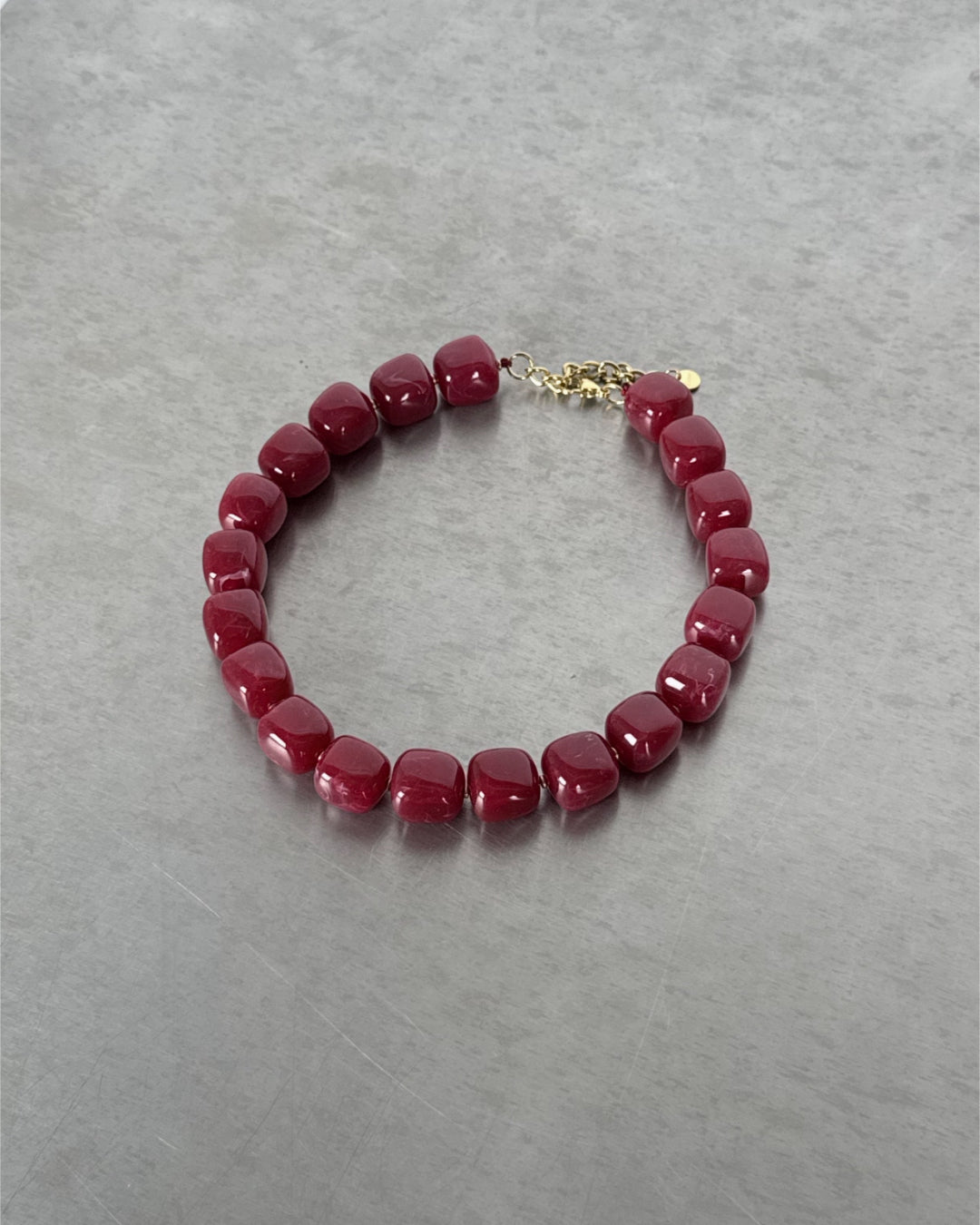 Produktbillede af rød ROSELIA halskæde. Fra BySofieSønderby