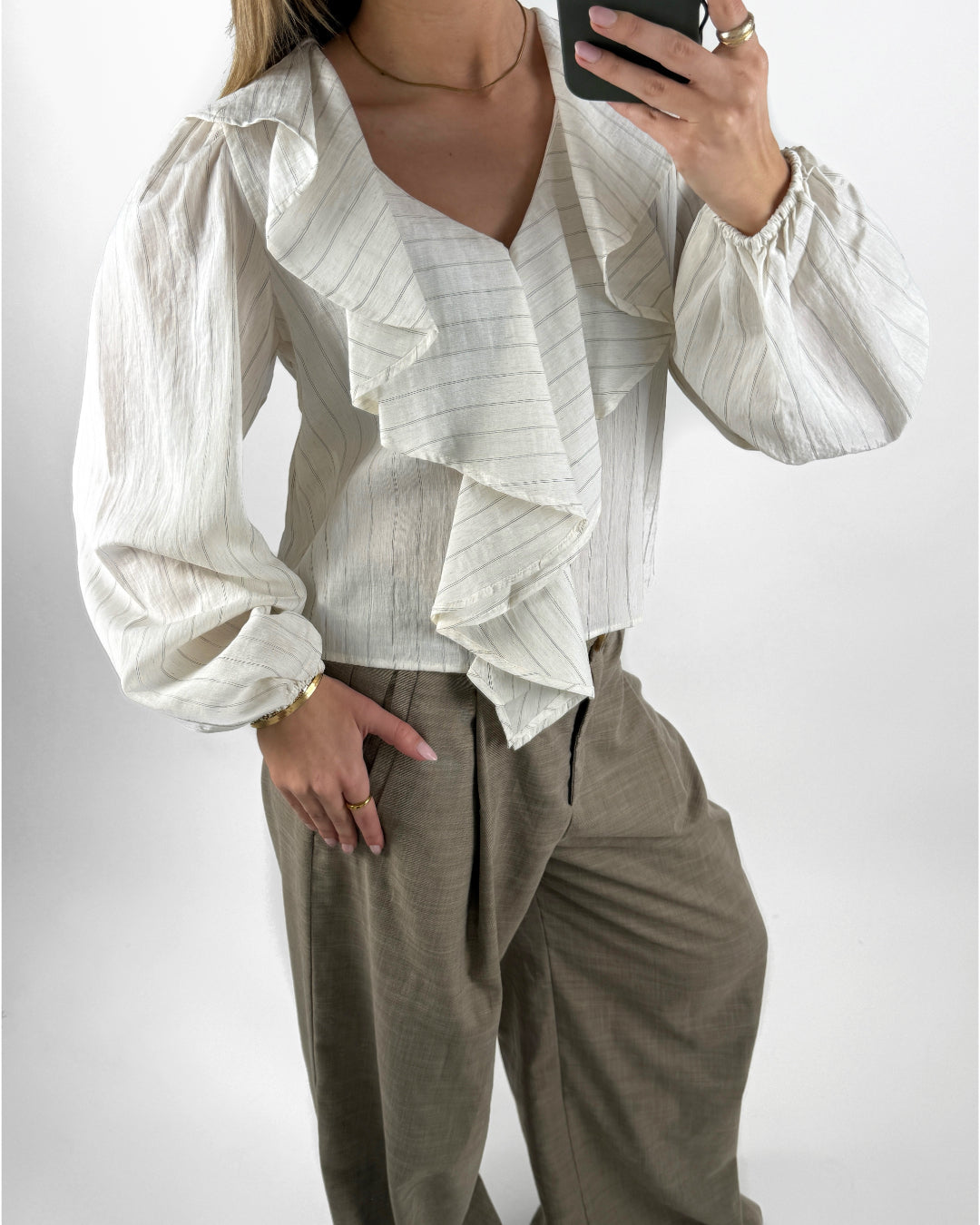 Modelbillede af hvid ROYA bluse. Set forfra. Fra BySofieSønderby