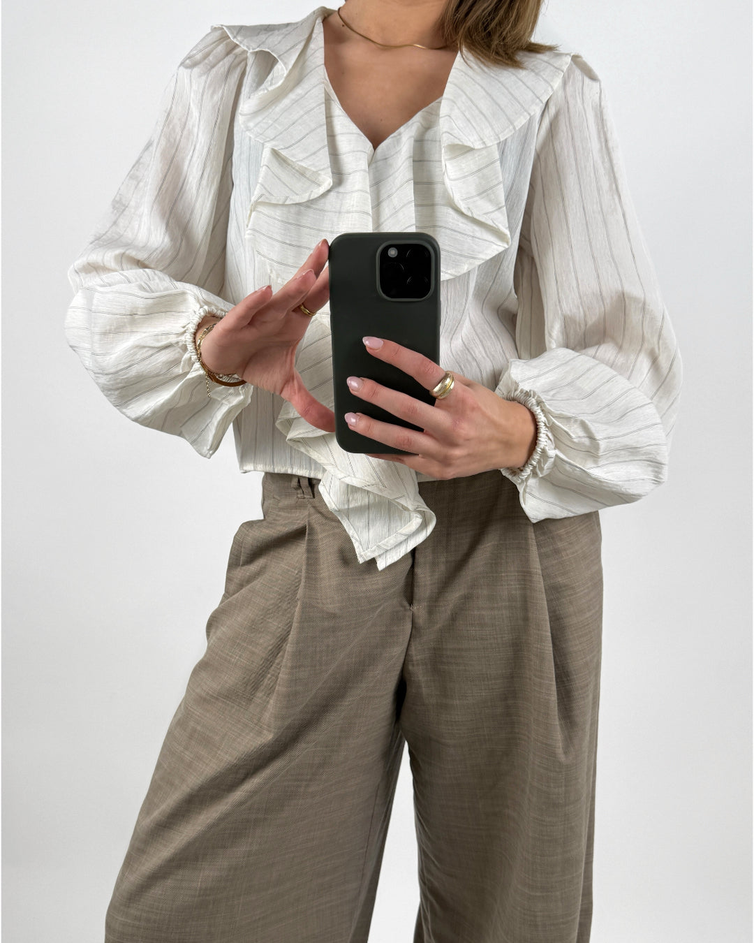 Modelbillede af hvid ROYA bluse. Set forfra. Fra BySofieSønderby