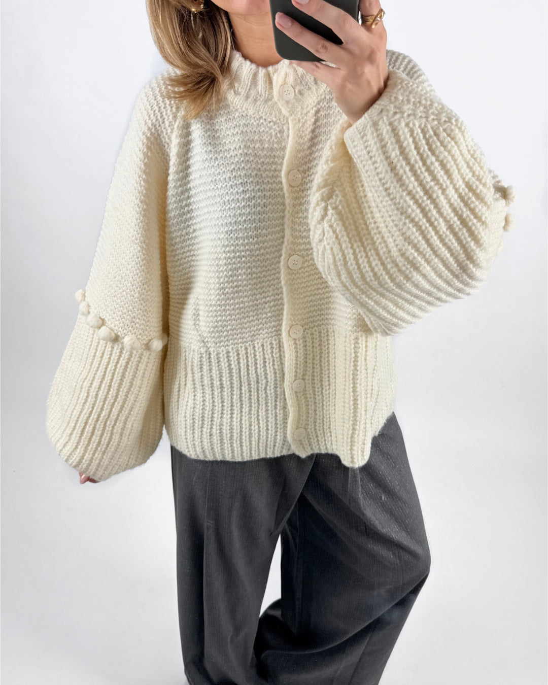 Modelfoto af pige med creme farvet RUTHIE strik cardigan, samt grå MILAN bukser. Set forfra. Alt er fra BySofieSønderby