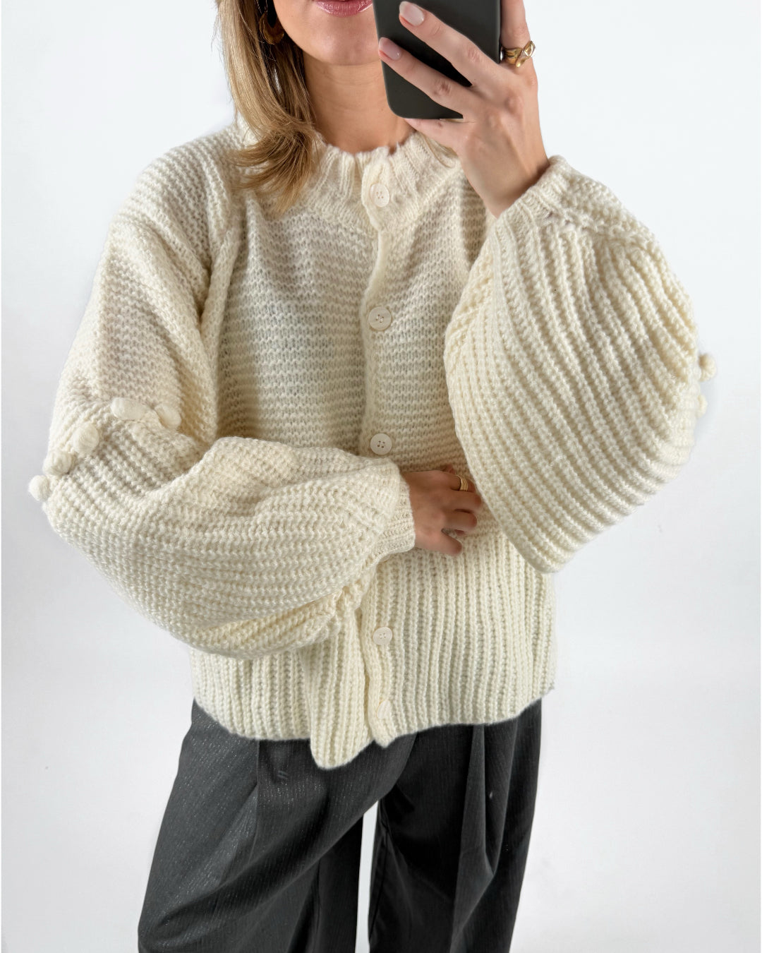 Modelfoto af pige med creme farvet RUTHIE strik cardigan, samt grå MILAN bukser. Set forfra. Alt er fra BySofieSønderby