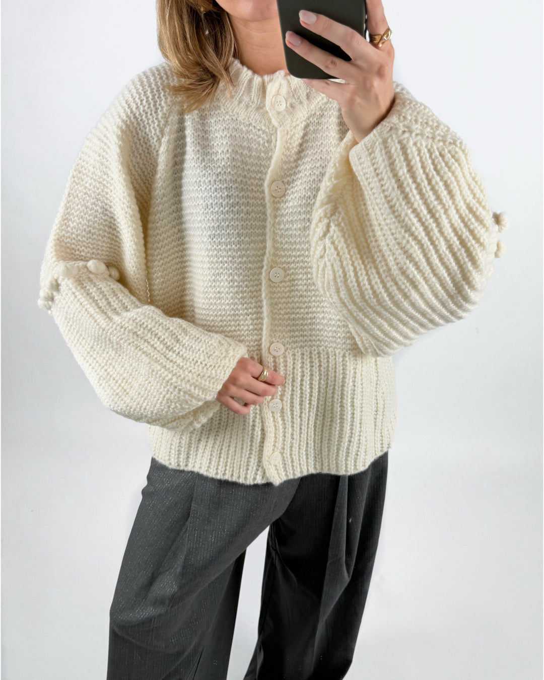 Modelfoto af pige med creme farvet RUTHIE strik cardigan, samt grå MILAN bukser. Set forfra. Alt er fra BySofieSønderby