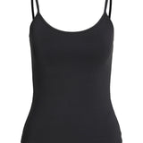 Sort tanktop med tynde stropper hænger stille; baggrunden er hvid og enkel, fremhæver tøjets glatte stof og enkle design. Der er ingen tekst på billedet.
